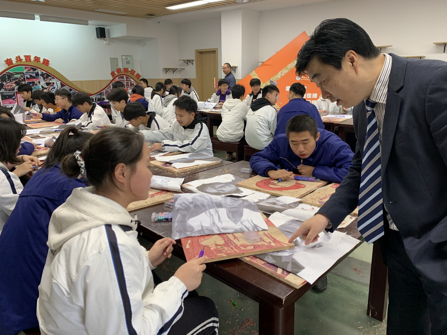 揮毫潑墨繪祖國(guó)江山如此多嬌  書(shū)畫(huà)傳情恰同學(xué)少年風(fēng)華正茂